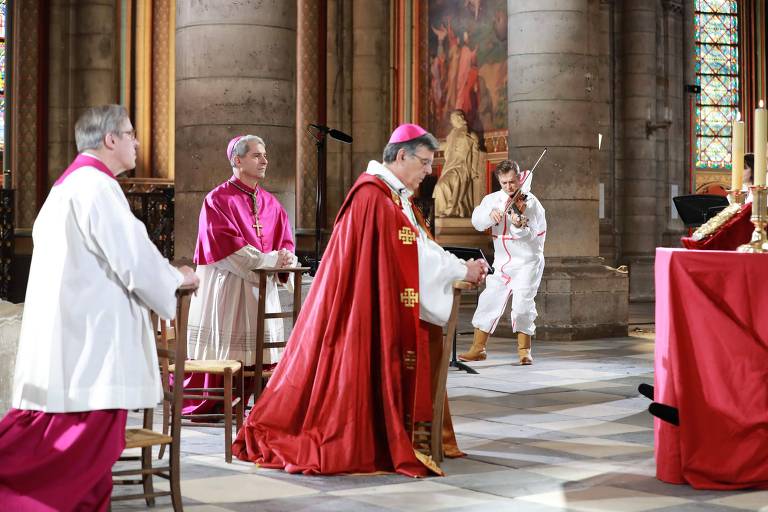 Religiosos participam de cerimônia dentro da Catedral de Notre Dame, em Paris, em evento fechado ao público por causa da pandemia