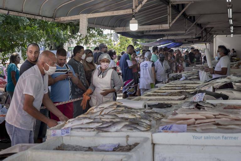 Consumidores lotam mercado de peixes de Santos durante quarentena