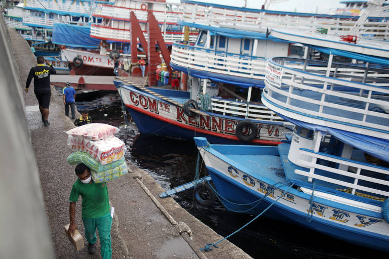 Trabalhadores são vistos descarregando mercadorias durante a epidemia de coronavírus no Porto de Manaus (AM)
