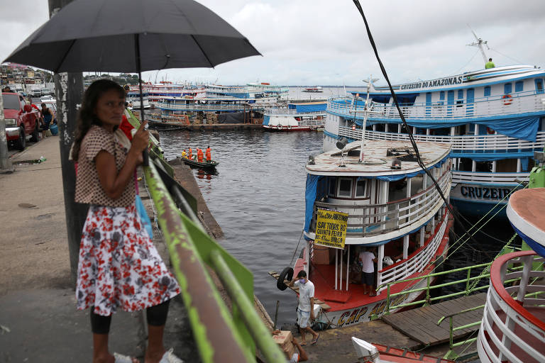 Mulher é vista no Porto de Manaus (AM) durante a epidemia de coronavírus