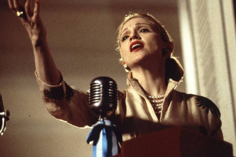 Madonna em cena de "Evita", de 1996