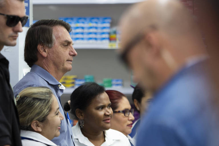 Bolsonaro (sem partido) em visita a uma farmácia, sem equipamentos de proteção