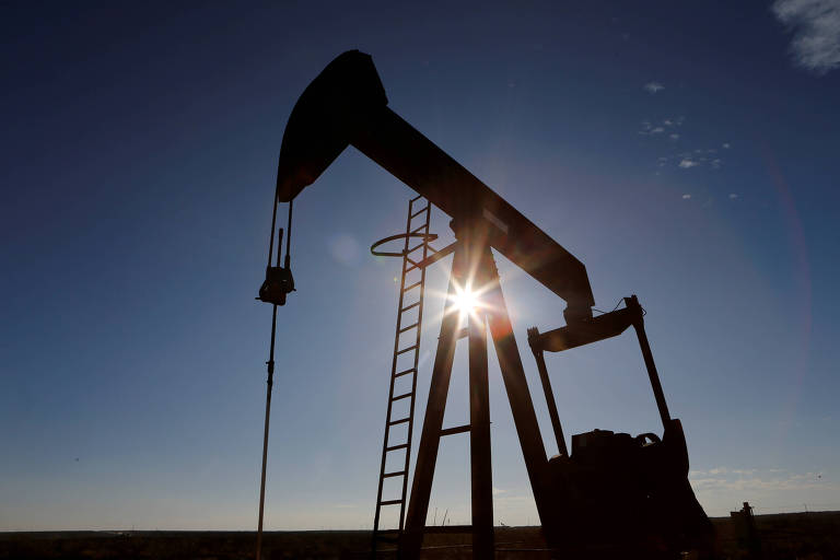 Sauditas e russos costuram acordo para cortar produção de petróleo e buscam participação dos EUA