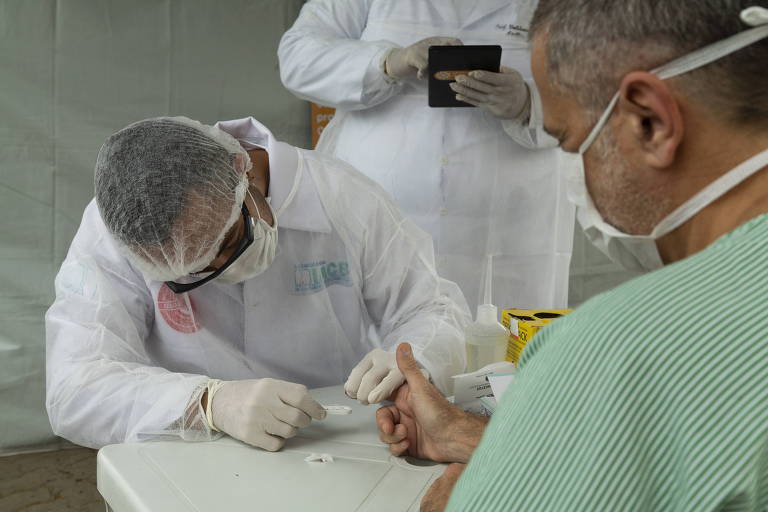Campanha financiada pelo setor privado inicia testes rápidos para profissionais de saúde no hospital Ronaldo Gazolla, referência em casos de Covid-19. 