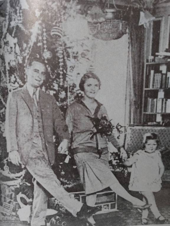 No Natal de 1925, Fitzgerald, Zelda e a filha Scottie em seu apartamento de Paris