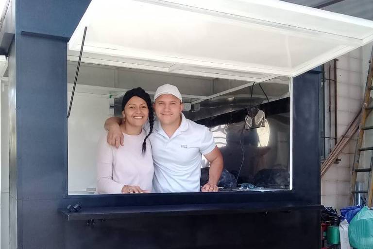 Rosalva Cardona e seu marido, Lester Silva, no food truck onde vendiam comida venezuelana antes da quarentena