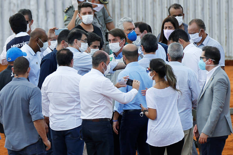 Jair Bolsonaro em visita ao hospital de campanha em Águas Lindas (GO)