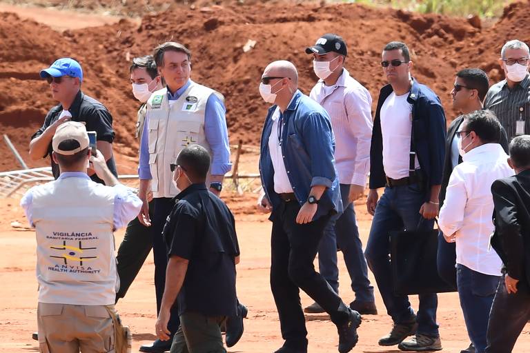 O presidente Bolsonaro durante visita a hospital de campanha em Águas Lindas (GO)