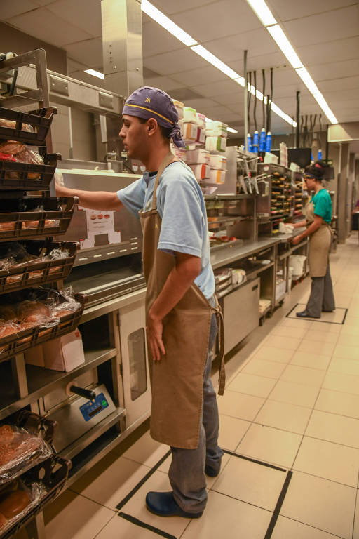 Marcações no chão dos restaurantes do McDonald's buscam garantir distância segura entre as pessoas