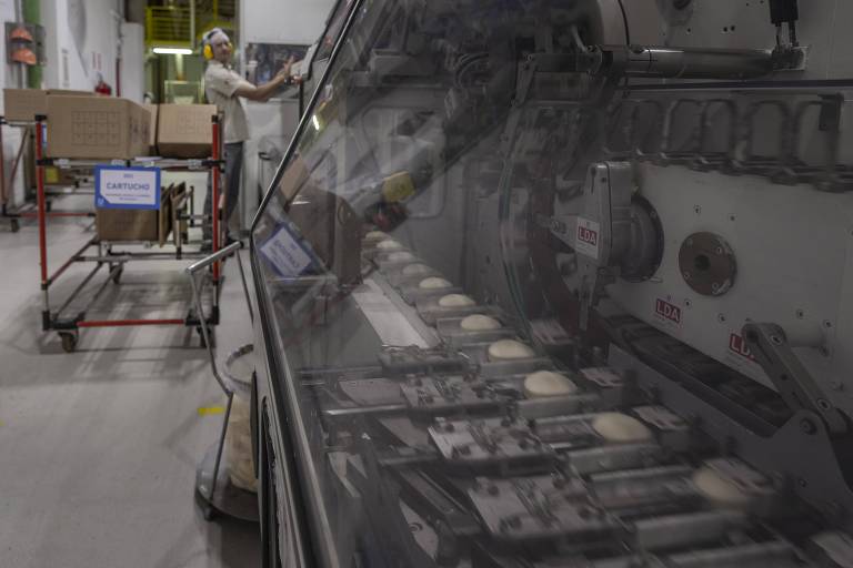 Linha de produção do sabonete Dove na fábrica da Unilever em Valinhos (SP)