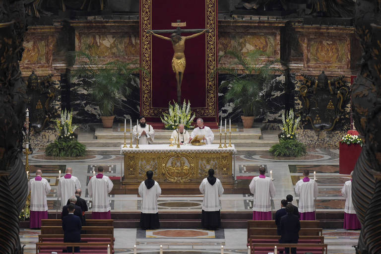 papa reza missa em igreja acompanhado de cerca de 10 pessoas