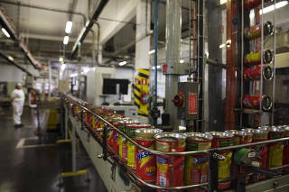 Linha de produção de achocolatados da Nestlé em Araras (SP)