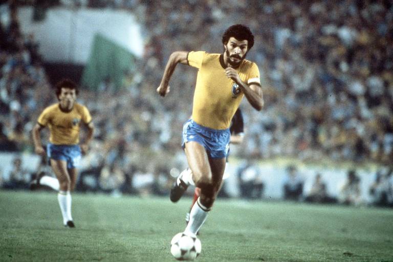 Sócrates conduz a bola na vitória da seleção brasileira sobre a Escócia por 4 a 1 na Copa de 1982