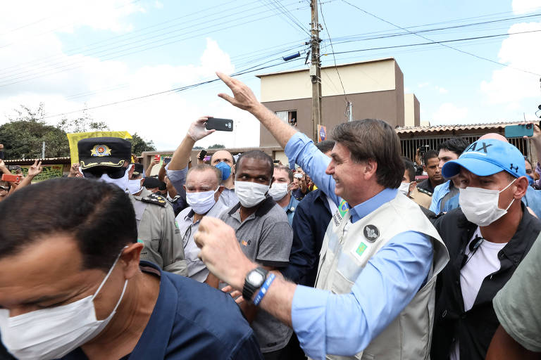 O presidente da República, Jair Bolsonaro, durante visita ao hospital de campanha de Águas Lindas de Goiás