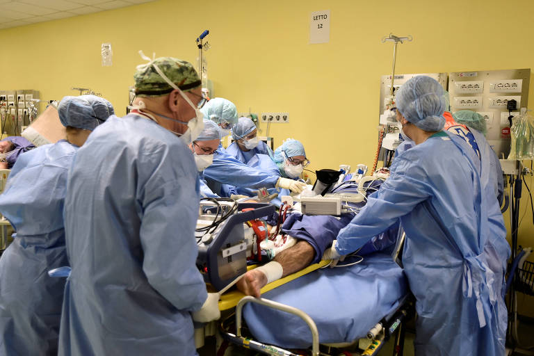 Membros da equipe médica tratam paciente com Covid-19 em unidade de terapia intensiva no hospital San Raffaele, em Milão, na Itália