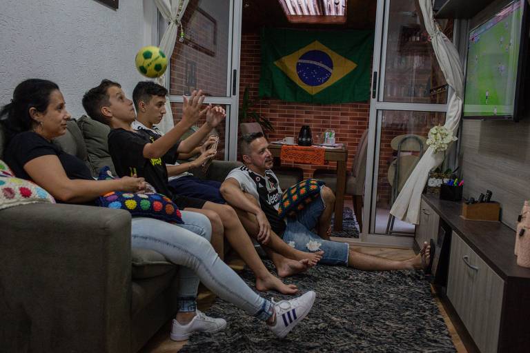Família Soares reunida diante da TV para assistir à final da Copa de 2002. Gabriel e Lucas, os filhos, não eram nascidos na época