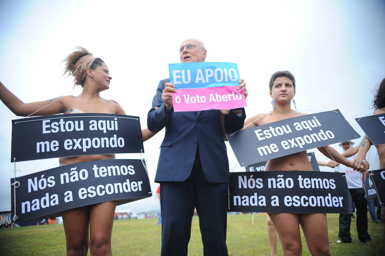 BrasÃ­lia (DF), 18-09-2013 - O senador Eduardo Suplicy durante a manifestaÃ§Ã£o pelo fim do voto secreto em frente ao Congresso Nacional. BrasÃ­lia, DF - 18/09/2013. Foto: Andressa Anholete/Frame *** PARCEIRO FOLHAPRESS - FOTO COM CUSTO EXTRA E CRÉDITOS OBRIGATÓRIOS ***