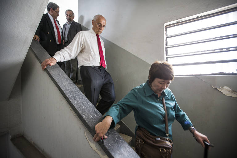 SAO PAULO, SP, BRASIL, 11-11-2013, 11h47: Visita da Subcomissao Verdade e Memoria, do Senado Federal ao antigo predio do DOI-Codi em Sao Paulo, na Rua Tutoia. Participam os senadores Joao Capiberibe (PSB-AP), Eduardo Suplicy (PT-SP) e Ana Rita (PT-ES) e os deputados Luiza Erundina (PSB-SP) e Ivan Valente (PSOL-SP). (Foto: Eduardo Anizelli/Folhapress, PODER) ORG XMIT: _ANI3629.CR2