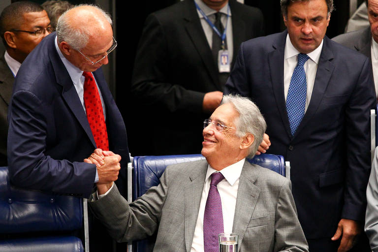 BRASILIA, DF,  BRASIL,  25-02-2014, 11h00: O ex-presidente Fernando Henrique Cardoso (cumprimentando o senador Eduardo Suplicy (PT-SP) e o senador e presidente do PSDB Aécio Neves durante sessão solene no senado federal para comemorar os 20 anos do plano real, presidida pelo presidente do Senado Renan Calheiros (PMDB-AL). (Foto: Pedro Ladeira/Folhapress, PODER)