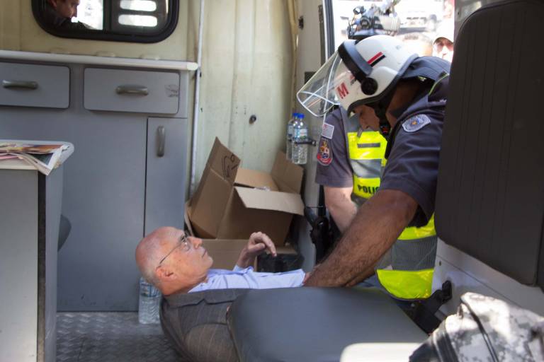 SÃO PAULO,SP,25.07.2016:EDUARDO-SUPLICY-REINTEGRAÇÃO - O ex-senador Eduardo Suplicy é detido pela Polícia Militar durante reintegração de posse na Cidade Educandário, na região da Raposo Tavares, em São Paulo (SP), nesta segunda-feira (25). (Foto: Uriel Punk/Futura Press/Folhapress) *** PARCEIRO FOLHAPRESS - FOTO COM CUSTO EXTRA E CRÉDITOS OBRIGATÓRIOS ***