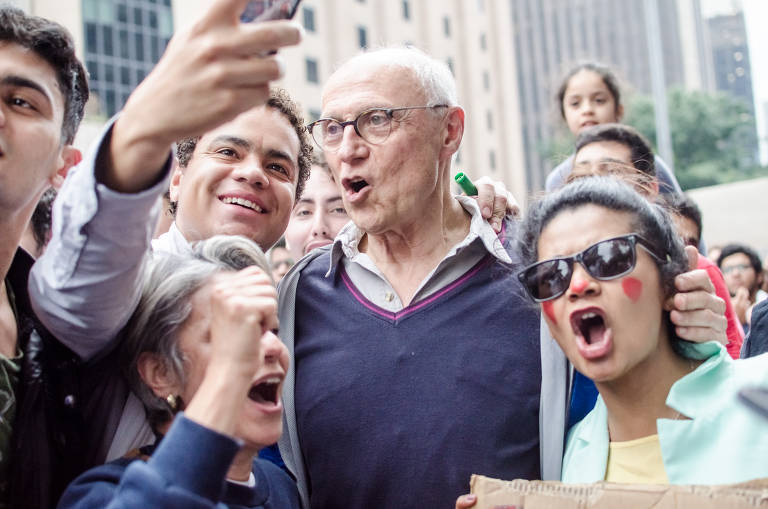 SP - PROTESTO/ATO FORA TEMER/SP - CIDADE - Em ato convocado pelas frentes Brasil Popuar e Povo Sem Medo, formados pelos movimentos sociais MTST ( Movimento dos Trabalhadores Sem Teto) e CMP ( Central de Movimentos Populares), manifestantes ocupam a av Paulista em ato Anti Impeachment, neste domingo em SÃ£o Paulo. 04/09/2016. (Foto: Gero/Folhapress) *** PARCEIRO FOLHAPRESS - FOTO COM CUSTO EXTRA E CRÉDITOS OBRIGATÓRIOS *** eduardo suplicy