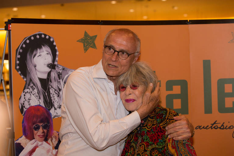 SÃO PAULO, SP, 16.11.2016 -  RITA LEE - Supla e Eduardo Suplicy  prestigia a cantora Rita Lee durante o lançamento de sua autobiografia, na Livraria Cultura do Conjunto Nacional, na Avenida Paulista, em São Paulo, nesta quarta-feira, 16. (Foto: Ciça Neder / Brazil Photo Press/Folhapress) *** PARCEIRO FOLHAPRESS - FOTO COM CUSTO EXTRA E CRÉDITOS OBRIGATÓRIOS ***