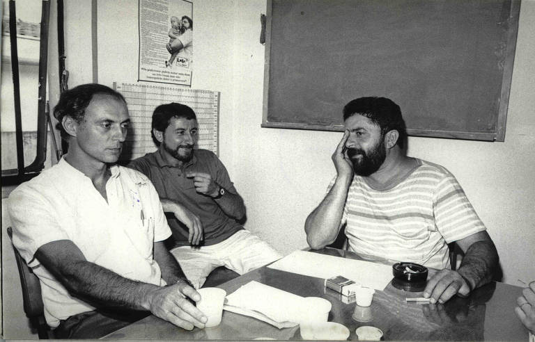 SÃO PAULO, SP, 20.11.1986: Luiz Inácio Lula da Silva conversa com Eduardo Suplicy e o assessor e jornalista Francisco Malfitani no comite do PT em São Paulo (Foto: Paulo Cerciari/Folhapress)