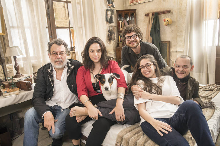 Paulo (Emilio Dantas), Cabral (Matheus Nachtergaele) e Laura (Martha Nowill) com a diretora artística Patricia Pedrosa (à dir.) e o roteirista Jorge Furtado (à esq.)