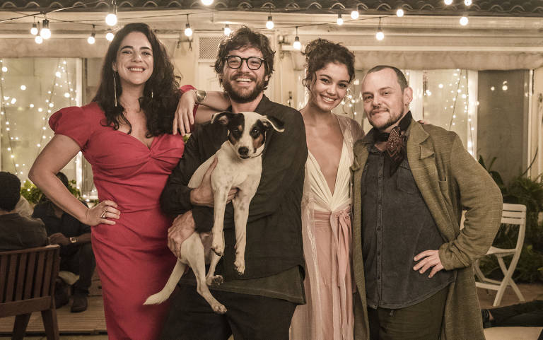 Laura (Martha Nowill), Paulo (Emilio Dantas), Maria Alice (Sophie Charlotte), Cabral (Matheus Nachtergaele) e o mascote Oliveira