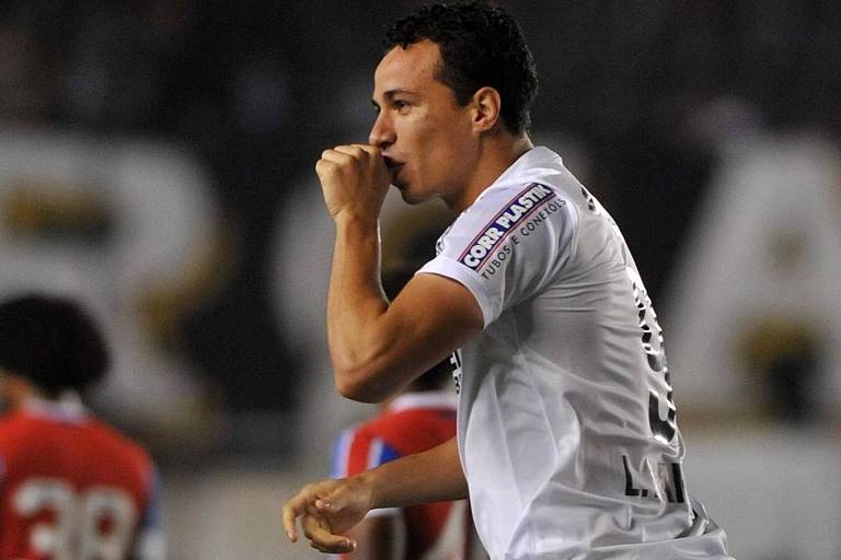 O atacante Leandro Damião comemora o seu gol pelo Santos