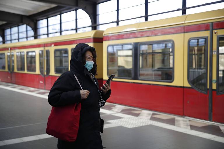 Mulher veste máscara para se proteger da Covid-19 em Berlim, na Alemanha, em 4 de março de 2020