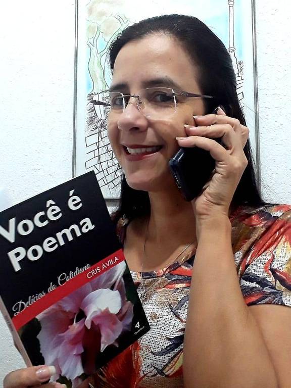 A funcionária pública e escritora Cristina Ávila de Melo, que é voluntária no programa Histórias por Telefone, lê livro por telefone