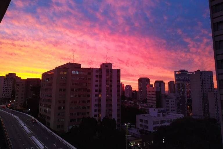 Paulistanos fotografam pôr do sol da janela