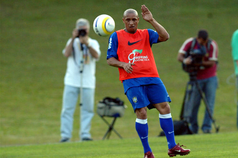 Roberto Carlos durante treinamento da seleção brasileira em Teresópolis em 2011
