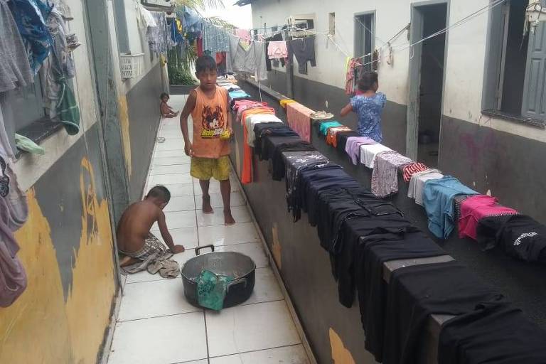 Indígenas venezuelanos vivem em situação precária em abrigo de Manaus
