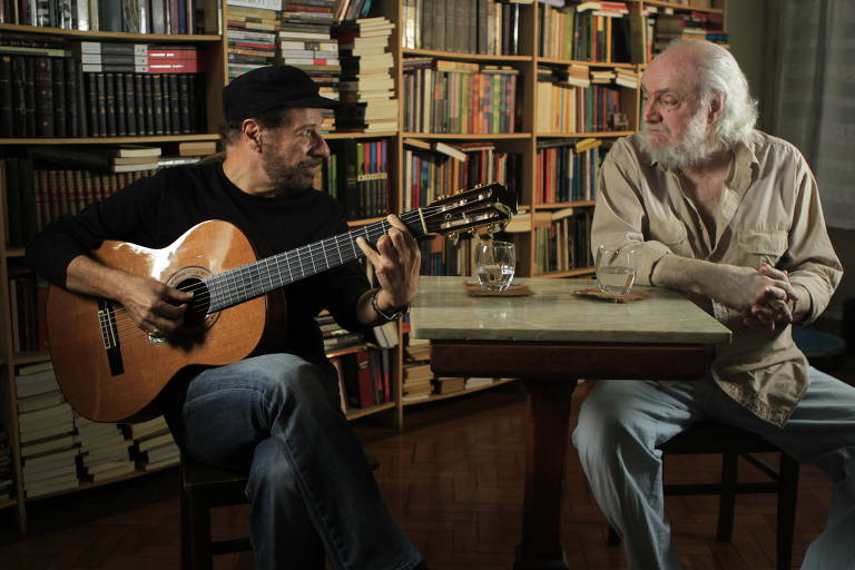 Os músicos e compositores João Bosco (à esquerda) e Aldir Blanc (à direita) se reencontram para gravar um depoimento sobre os bastidores da música "O Mestre-Sala dos Mares", composta por ambos na década de 1970, para a coleção "Mestre Sala", de livros digitais, da Editora Foz, em 2013.