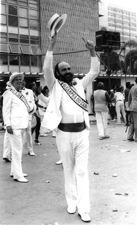 O músico Aldir Blanc na Comissão de Frente da Mangueira, homenageando Carlos Drummond de Andrade, no Rio de Janeiro, em 1987