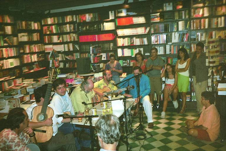 João Bosco e Aldir Blanc tocam em publico depois de 18 anos, na inauguração da livraria da Travessa, em Ipanema, no Rio de Janeiro, em 12 de junho de 2001
