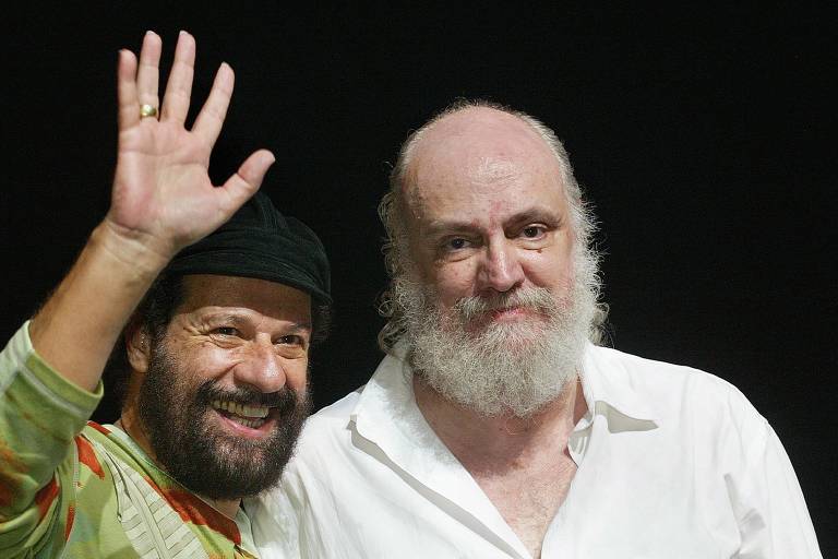 Os compositores João Bosco (à esquerda) e Aldir Blanc (à direita) se reencontraram no palco do teatro Carlos Gomes, no centro do Rio de Janeiro, onde receberam o Prêmio Shell de Música 2004