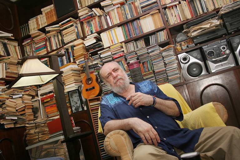 Aldir Blanc em seu escritório no bairro da Tijuca no Rio de Janeiro, em novembro de 2005