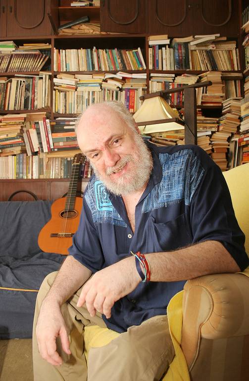 Aldir Blanc em seu escritório no bairro da Tijuca no Rio de Janeiro, em novembro de 2005