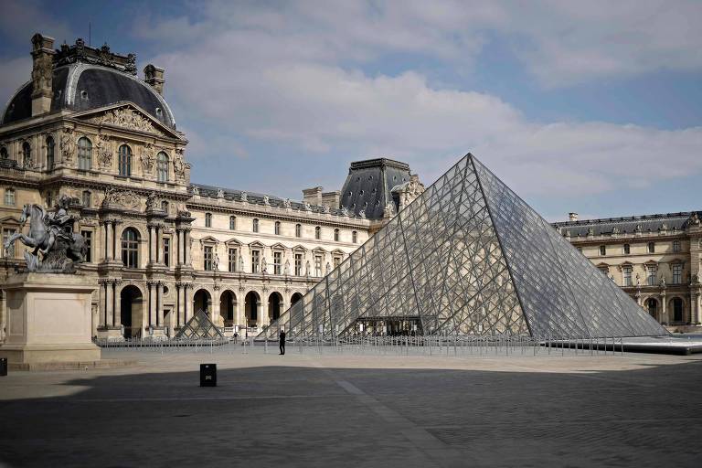 Entrada do museu do Louvre em 2 de abril de 2020