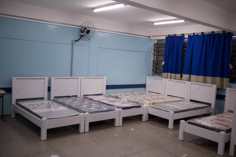 Moradores e voluntários reformam sala em escola que servirá como local temporário para doentes