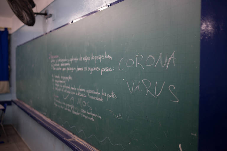 Sala em escola que receberá doentes de Covid-19 em Paraisópolis
