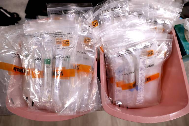 Kits de testes para o coronavírus em Woodbridge, Virgínia, nos EUA