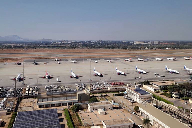 Durante lockdown, aviões ficam parados no aeroporto Kempegowda, em Bengaloru, na Índia