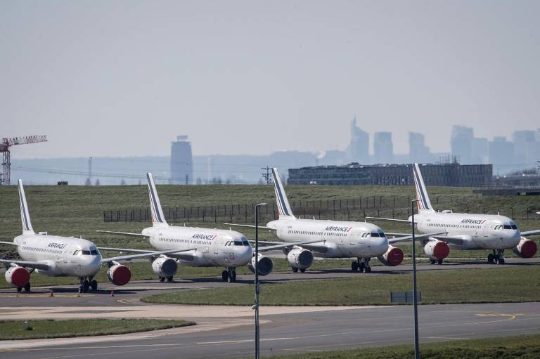 Aviões da Air France parados no aeroporto Charles de Gaulles, ao norte de Paris, por causa de isolamento devido à pandemia de coronavírus