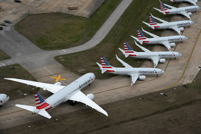 Fila de aviões da American Airlines, no aeroporto de Tulsa, nos Estados Unidos. Por causa da pandemia do novo coronavírus, as viagens de avião foram reduzidas em todo o mundo