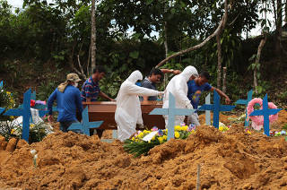 Sepultamento no cemitério Nossa Senhora de Aparecida, em Manaus (AM)