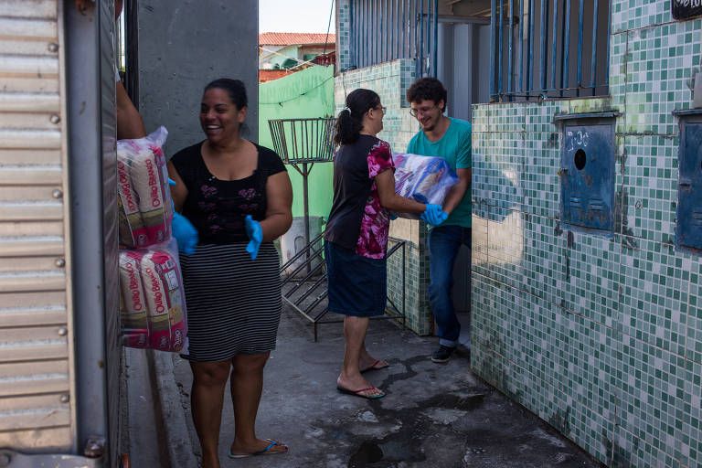 Voluntários se reúnem para distribuir cestas básicas, no Rio